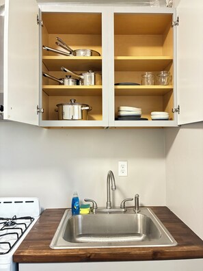 Micro-ondes, four, plaque de cuisson, lave-vaisselle