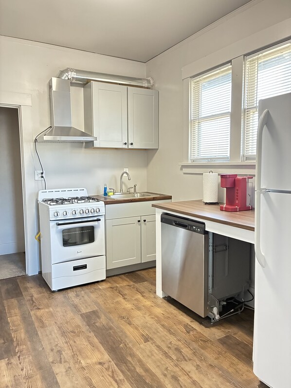 Mikrobølgeovn, ovn, kogeplade, opvaskemaskine