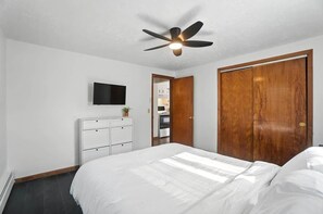 2 bedrooms, iron/ironing board, WiFi, bed sheets