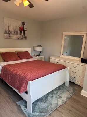 3 slaapkamers, een strijkplank/strijkijzer, gratis wifi, beddengoed