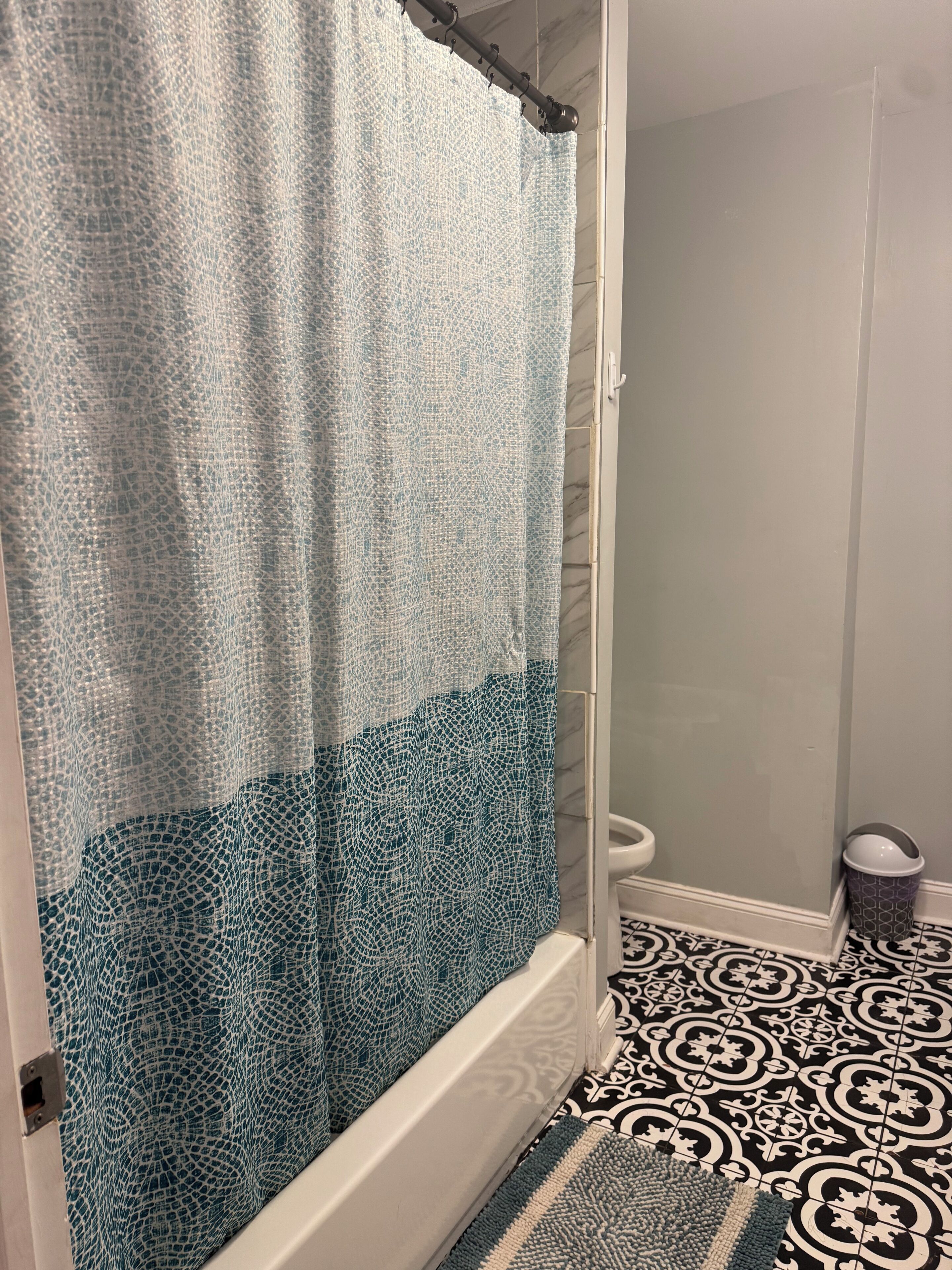 Sèche-cheveux, serviettes fournies, papier toilette