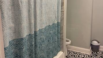 Sèche-cheveux, serviettes fournies, papier toilette