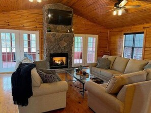 Smart TV, chimenea y oficina 