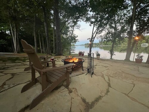 Cottage on Cypress Bay near Paris Landing State Park