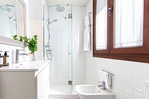 Estudio (0 Bedroom) | Baño | Regadera, amenidades de baño gratuitas, secadora de cabello, bidet 