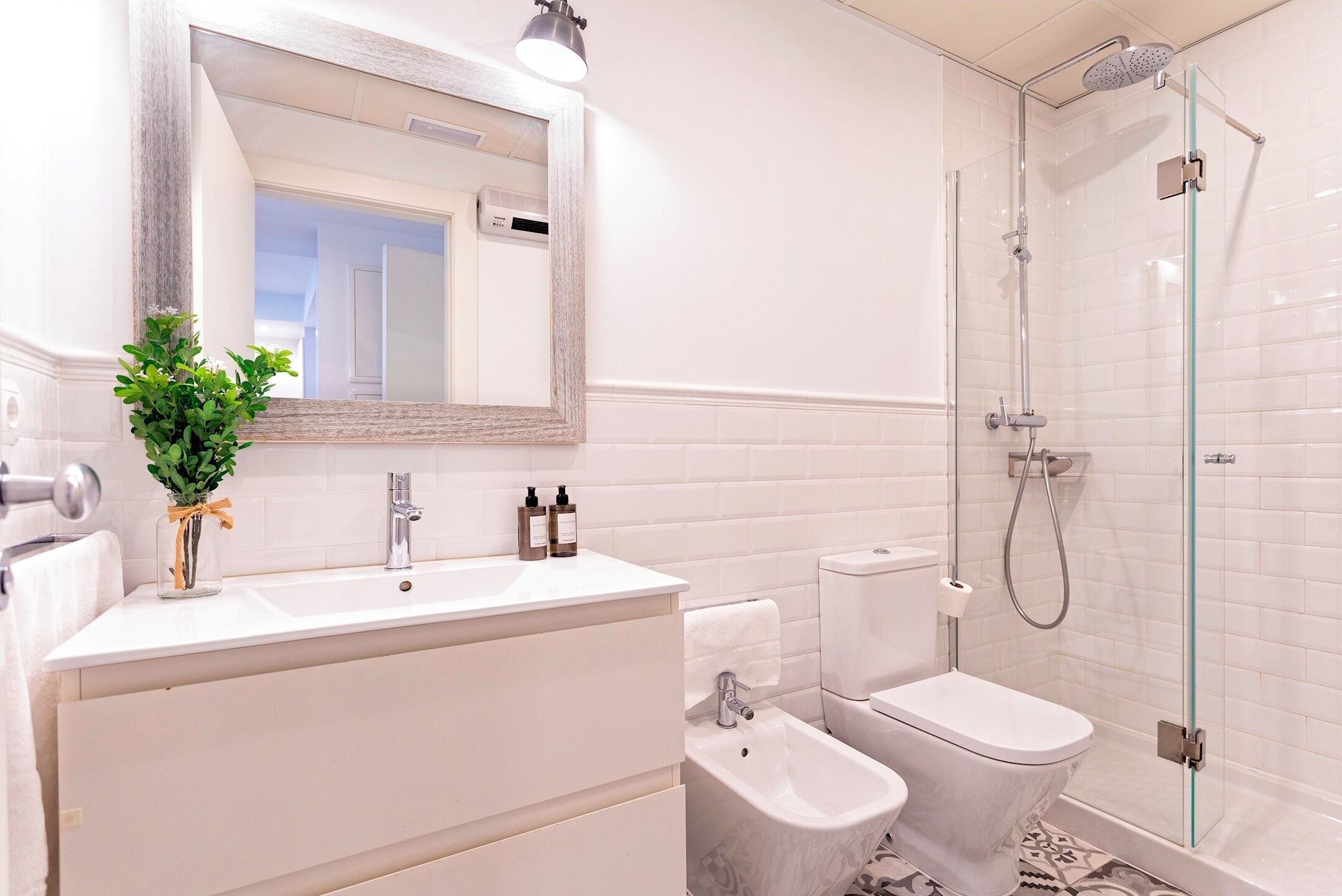 Apartment (2 Bedrooms) | Bathroom | Shower, free toiletries, hair dryer, bidet