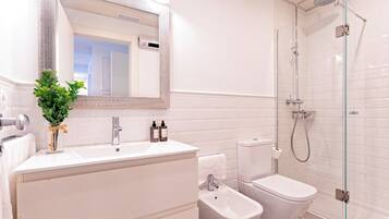 Lejlighed (2 Bedrooms) | Badeværelse | Bruser, gratis toiletartikler, hårtørrer, bidet