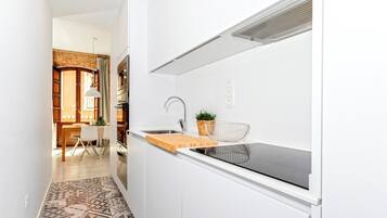 Studio (0 Bedroom) | Private kitchen | Fridge, microwave, oven, stovetop