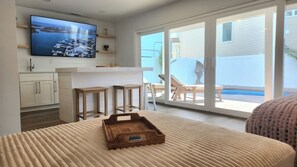 5 bedrooms, iron/ironing board, WiFi, bed sheets