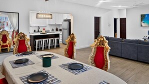 Un espacio moderno para vivir con comedor, cocina y zona de estar.