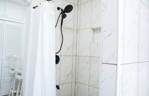Dusche, Haartrockner, Handtücher, Seife