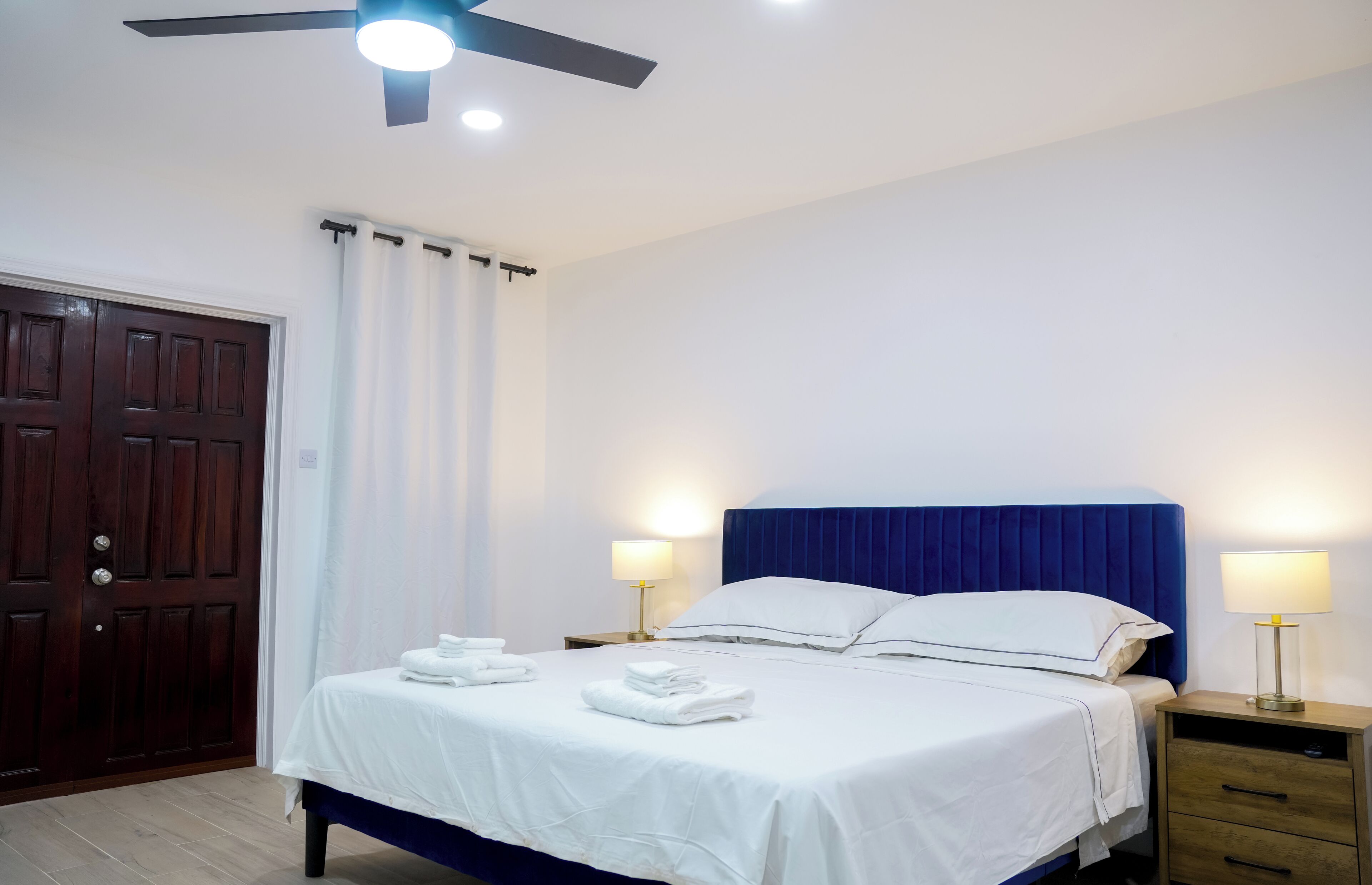 4 Schlafzimmer, Zimmersafe, Schreibtisch, Bügeleisen/Bügelbrett