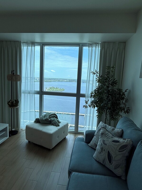 Deluxe Room, Oceanfront | Living area