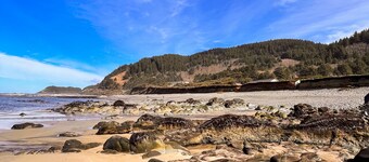 Oceanfront home w/ amazing sunsets, fire pit, & jacuzzi tub