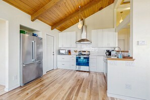 Een koelkast, een microgolfoven, een oven, een kookplaat