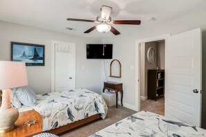 4 bedrooms, desk, iron/ironing board, free WiFi