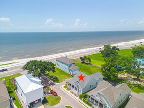 Una zona residencial con casas, una playa y una carretera.