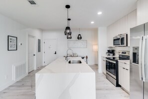 Kühlschrank, Mikrowelle, Ofen, Herdplatte