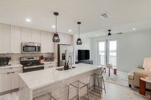 Een koelkast, een microgolfoven, een oven, een kookplaat