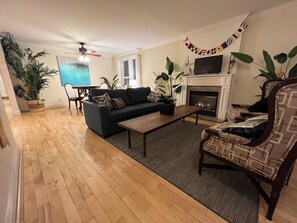 Living area - Be at the Beach! Big and Beautiful 2Bedroom Rental (Toronto)