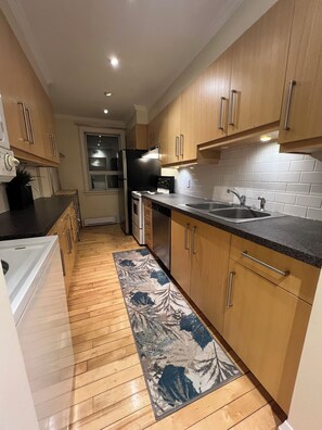Private kitchen - Be at the Beach! Big and Beautiful 2Bedroom Rental (Toronto)