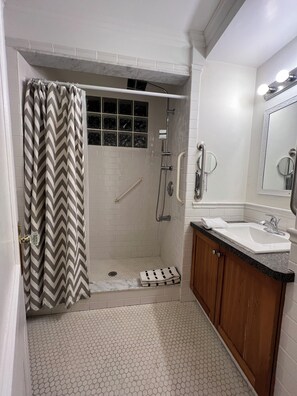 Towels, toilet paper - Be at the Beach! Big and Beautiful 2Bedroom Rental (Toronto)
