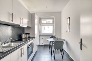 Réfrigérateur, micro-ondes, four, lave-vaisselle