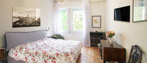2 chambres, bureau, chambres insonorisées, fer et planche à repasser