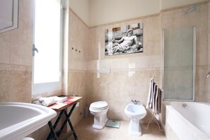 Hair dryer, bidet, towels, soap - Charming apartment in Trastevere (Roma)