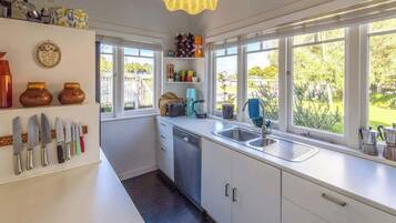 Frigorifero, microonde, piano cottura, pentole/stoviglie/utensili