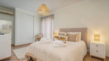 2 quartos, ferros/tábuas de passar roupa, berço de viagem