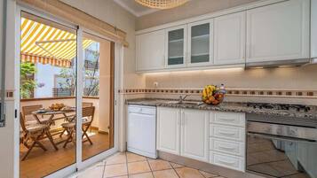 Coffee/tea maker, fridge, microwave, oven