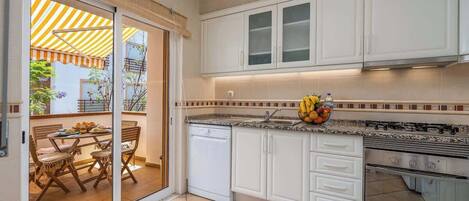 Frigorífico, microondas, horno y placa de cocina