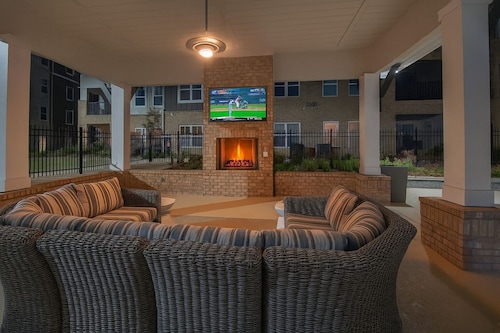 2-bedroom apartment in tranquil Madison with WiFi, fitness room, AC