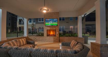 2-bedroom apartment in tranquil Madison with WiFi, fitness room, AC