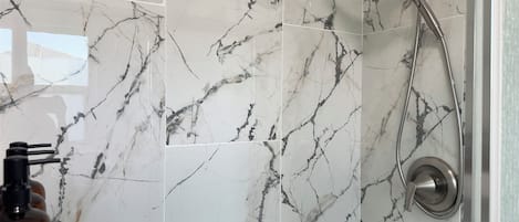 Dusche, Haartrockner, Handtücher, Seife