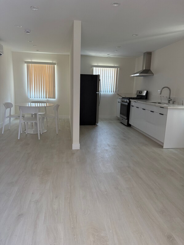 Espacio para trabajar con laptop y wifi gratis 