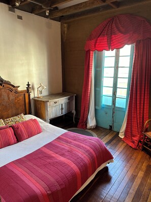 5 bedrooms, iron/ironing board, WiFi, bed sheets