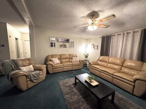 Smart TV, fireplace - San Juan Cast and Crash, Sleeps 10 and just minutes from world class fly fishing (Navajo Dam)