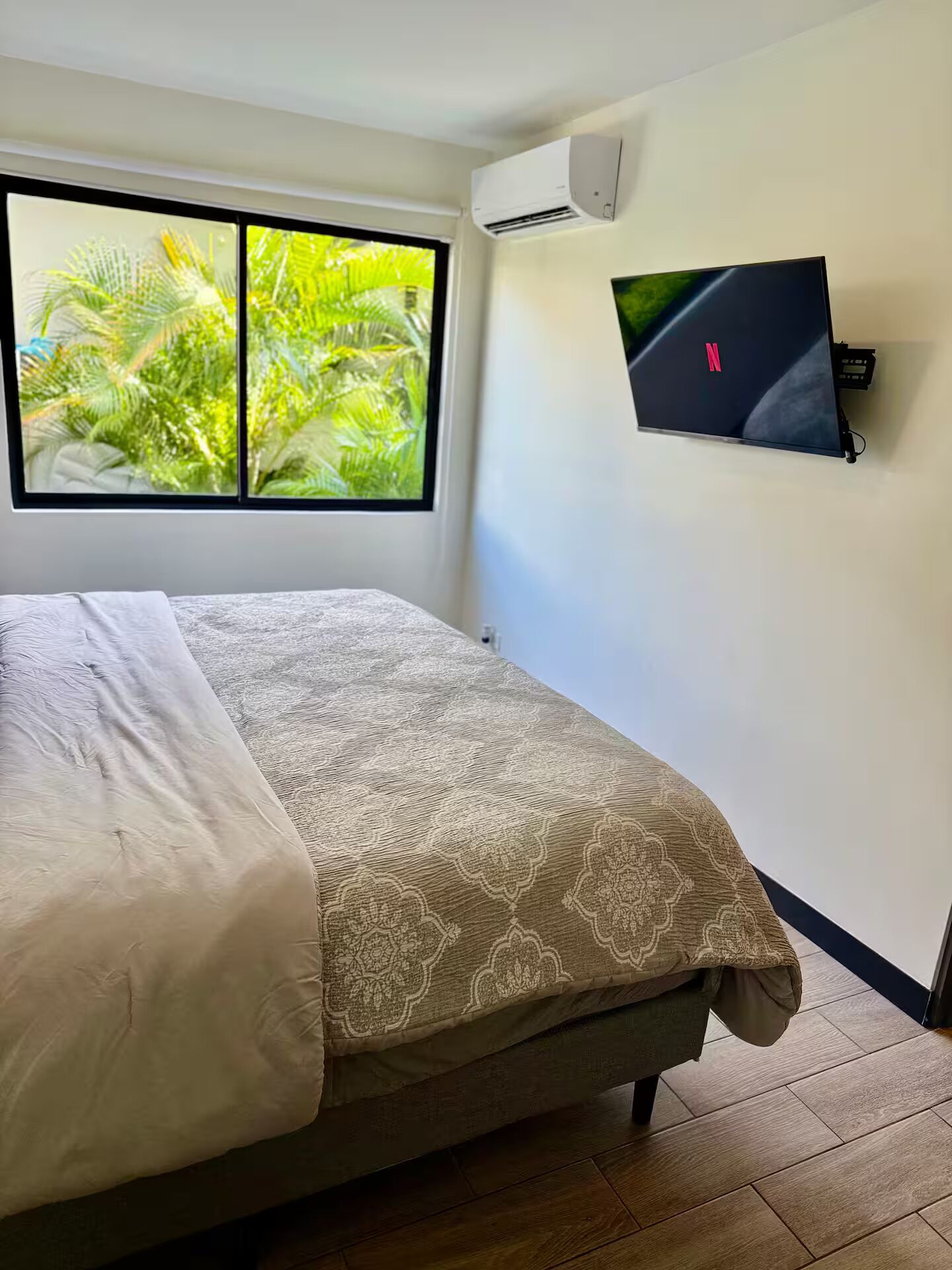 2 habitaciones, tabla de planchar con plancha y cuna de viaje 