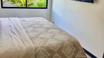 2 habitaciones, tabla de planchar con plancha y cuna de viaje