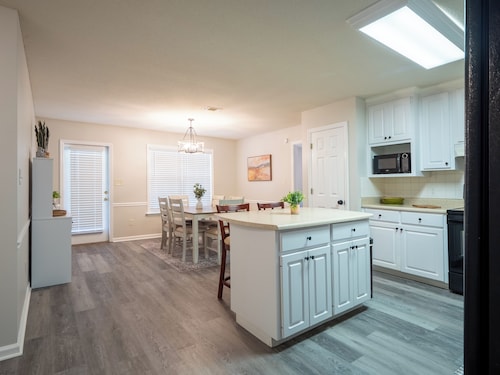 Upscale GAME ROOM, Movie Theater, Arcade, Fire Pit, 4BD/2BA Home with WIFI