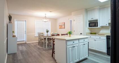 Upscale GAME ROOM, Movie Theater, Arcade, Fire Pit, 4BD/2BA Home with WIFI