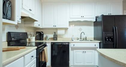 Upscale GAME ROOM, Movie Theater, Arcade, Fire Pit, 4BD/2BA Home with WIFI