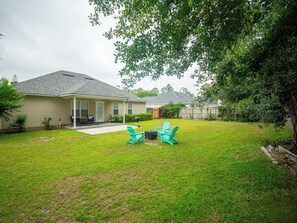 Terrace/patio - Upscale GAME ROOM, Movie Theater, Arcade, Fire Pit, 4BD/2BA Home with WIFI (Valdosta)