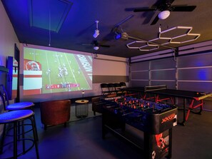 Games room - Upscale GAME ROOM, Movie Theater, Arcade, Fire Pit, 4BD/2BA Home with WIFI (Valdosta)