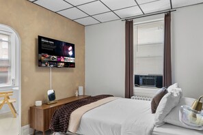 1 bedroom, iron/ironing board, WiFi, bed sheets - Modern Studio + Free Parking Near NYC (Jersey City)