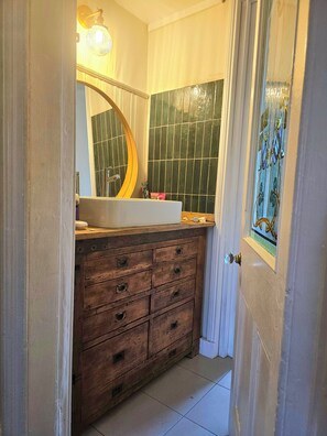 タオル、石鹸、トイレットペーパー