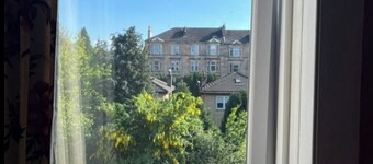 Hip, neo-Victorian style character flat, cool coffee shops & close to transport.