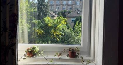 Hip, neo-Victorian style character flat, cool coffee shops & close to transport.